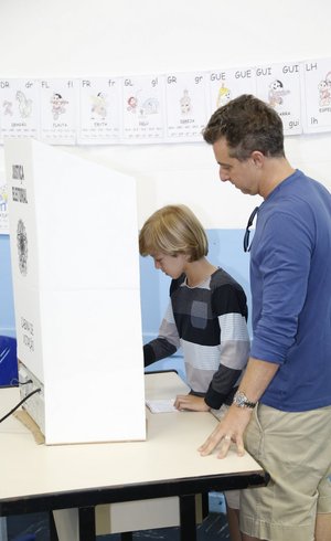 Luciano Huck com o filho na urna Felipe Assumpção/AgNews