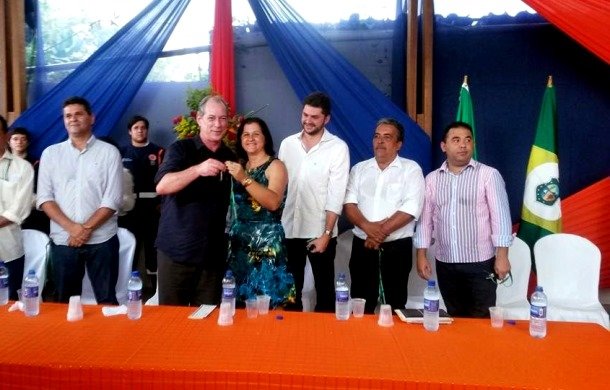 Secretario de Saúde Cid Gomes entrega chave dos veículos e Prefeita Neta de Jati | Foto: divulgação