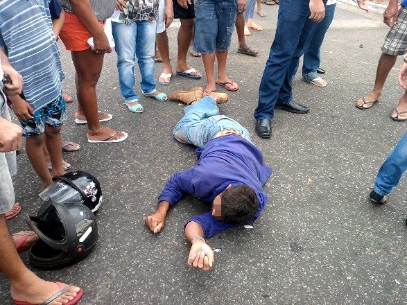 Populares observam enquanto o motociclista é socorrido | Foto envida para a redação OKariri