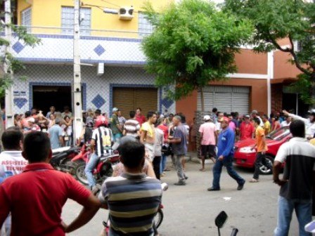 Após o tiroteio a dupla fugiu em uma moto Honda Fan 125cc de cor preta. |Foto: Richard Lopes
