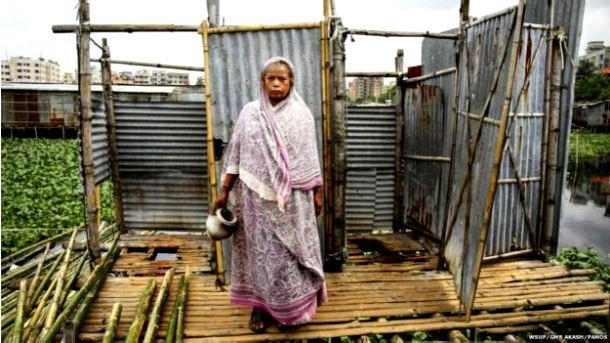 Sukurbanu mora em uma favela de Dacar, em Bangladesh
