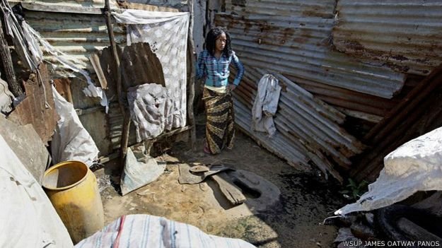 'Odeio usar o banheiro. Às vezes homens espiam por cima da cerca. Não há privacidade', diz Flora, de Moçambique