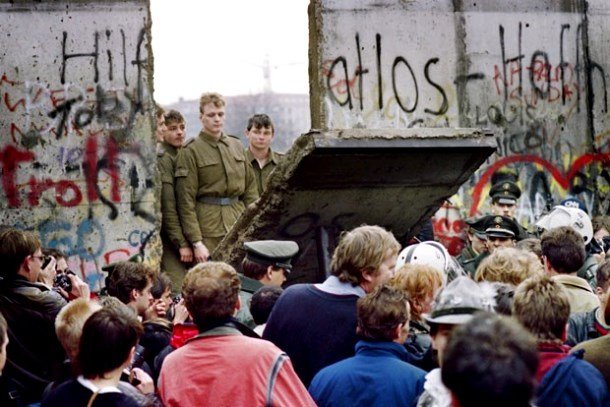 Queda do muro que dividia Alemanha completa 25 anos neste domingo (Foto: Gerard Malie/AFP)