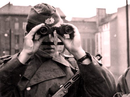Soldado oriental vigia a construção do Muro de Berlim (Foto: Stöhr/Deutsches Bundesarchiv)