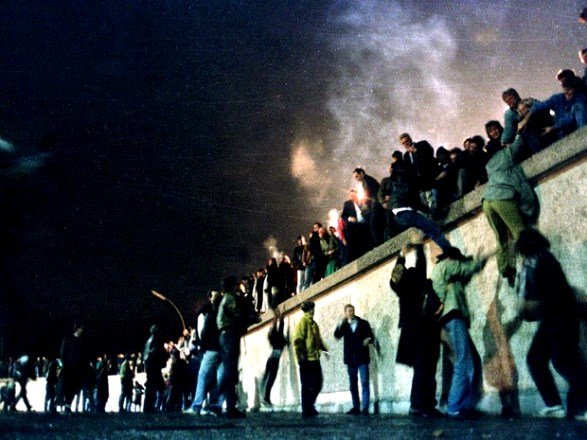 Festa após anúncio da derrubada do Muro de Berlim em 9 de novembro de 1989 (Foto: Herbert Knosowki/Reuters/Arquivo)