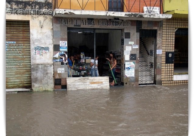 A água chegou invadir a loja, mas não houve prejuízos | Foto: Agência OKariri