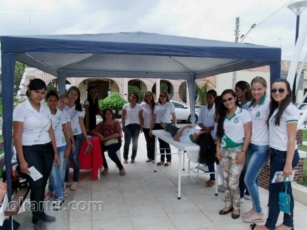 Alunos realizam atendimento em praça publica | Foto: Agência OKariri