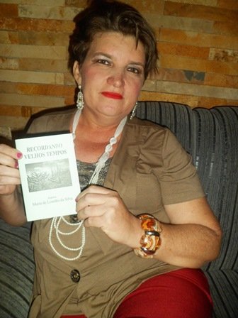 O livro é em forma de cordel e retrata os bons momentos da vida da escritora (Foto: Agência OKariri)