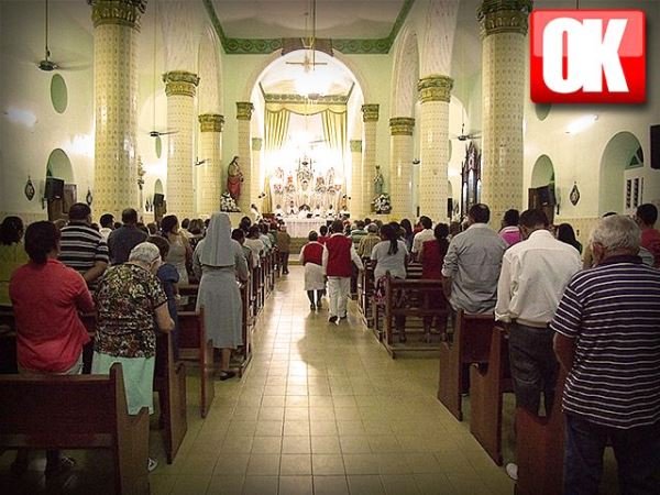 “A tradição se torna mais forte nas cidades do interior, onde a fé parece está mais visível” – disse Joana Marcolino, que falou que desde a infância, ainda levada pela mãe, não perde uma Missa do Galo| Foto: Agência OKariri