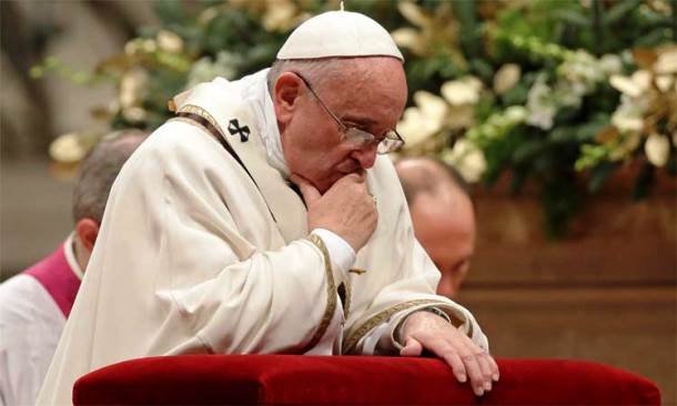 Papa Francisco se ajoelha na noite de Natal na Basílica de São Pedro, no Vaticano |Foto de divulgação