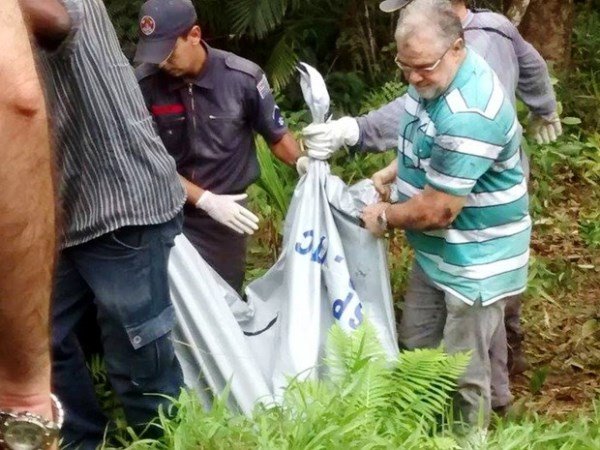 Corpos das cinco vítimas foram retirados no meio da tarde deste sábado (Foto: Cássio Lyra/G1)