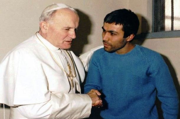 O turco Mehmet Ali Agca atingiu João Paulo II, recorde-se, foi atingido com gravidade por três tiros disparados por Agca, quando viajava num veículo aberto, na Praça de São Pedro, no Vaticano, a 13 de Maio de 1981. Agca, de 56 anos, esteve preso em Itália durante 19 anos e outros 10 anos numa cadeia turca, de onde foi libertado em janeiro de 2010.