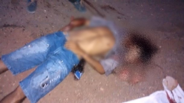 A imagem foi censurada, pois com a batida a cabeça da vitima foi “estourada”, deixando a massa encefálica exposta | Foto enviada pelo whatsapp