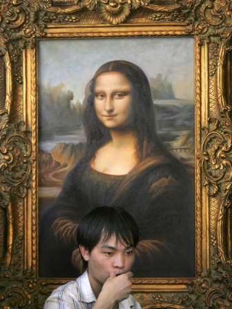 Chinês fica em frente a um quadro de imitação ao original de Da Vinci Foto: Paula Bronstein / Getty Images