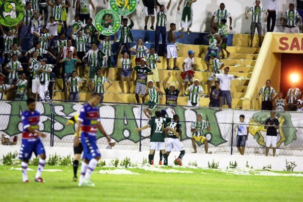 ogadores comemoram segundo gol com a torcida \ Foto: Agência Miséria