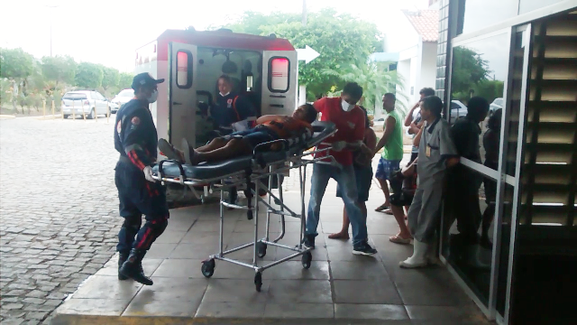 Momento em que a vítima chega ao HRI (Foto: Iguatu.net)