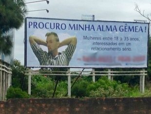 O outdoor de Heron Guarezi está em exposição desde o dia 5 de março e ele afirma que já recebeu mais de 50 ligações REPRODUÇÃO/RBS TV