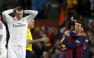 Gareth Bale, do Real Madrid, reage enquanto Messi celebra a vitória com seus colegas de equipe REUTERS/PAUL HANNA