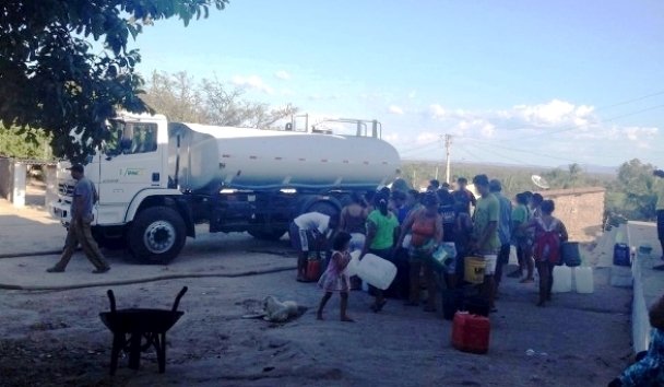 Em setembro de 2014 Fila de moradores sendo abastecido pelo caminhão do pipa do PAC