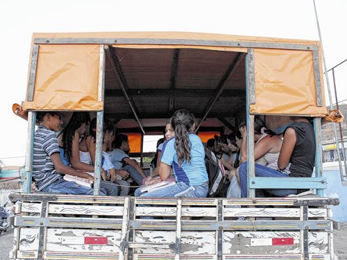 Ainda há centenas de carros tipo pau de arara realizando a condução diária de alunos do ensino fundamental e médio no sertão cearense. (Foto: Honório Barbosa)