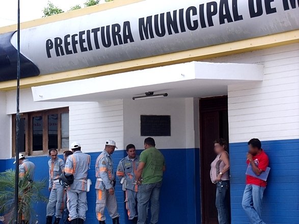 O agentes do Demutran/Milagres em frente a prefeitura aguardado para serem atendidos (clique e relembre) | Foto: Agência OKariri