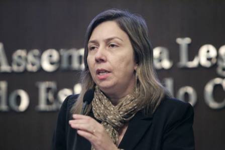 Rachel Marques, vice-líder do Governo na AL, rebate a necessidade de intervenção