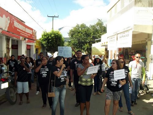 Professores de Santana do Cariri fazem Apitaço e prometem greve. (Foto: Divulgação)
