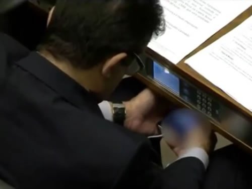 João Rodrigues (PSD -SC) se defende: "Se você vier aqui, vai ver uns 200 (deputados) no celular". (Foto: Reprodução/YouTube)