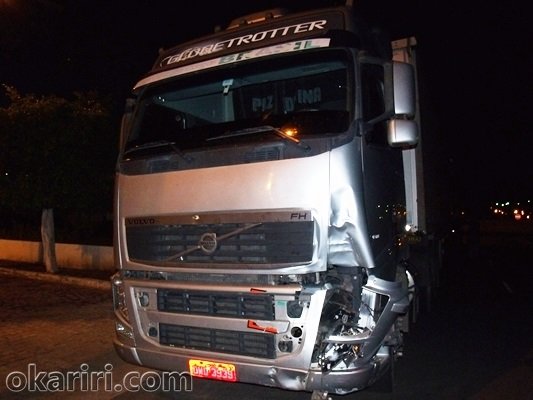 O motorista ainta tendou desviar, mas bateu a lateral do carro| Foto: Portal OKariri