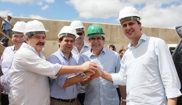 Welington Landim junto com o Líder do Governo na Assembleia Evando Leitão, Presidente da Assembleia Zezinho Albuquerque e do Governador do Estado Camilo Santana em visita as obras do Cinturão das Águas (Foto: Reprodução)