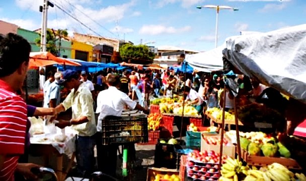 Assuntos Relacionados: MILAGRES: Feirantes divididos quanto à mudança do local da feira livre MILAGRES: Reunião define retorno da feira para a Rua Sousa Presa Feira livre em Milagres-CE |Foto: Agencia OKAriri