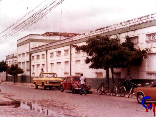 Prédio das Indústrias Collins AS, onde era o prédio, hoje existem mais vários estabelecimentos comerciais, funcionava desde onde é hoje a “Padaria de Brito” até a “Funerária de Dorinha” | Foto: do Acervo de Milagres.