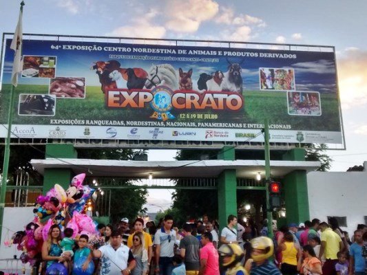 Entrada do Parque de Exposição Pedro Felicio Cavalcanti, onde ocorre a Expocrato (Foto: Elias Bruno / G1)