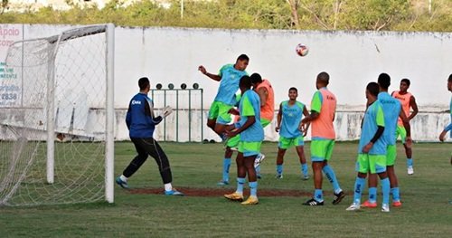 Maurílio Silva intensificou os treinamentos com bola parada (Foto: Cícero Valério)