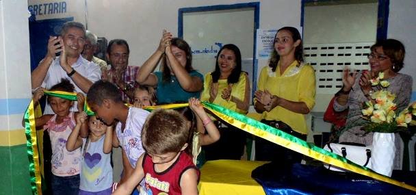A fita de reinauguração foi retirada pelo Prefeito Neneca e pelos alunos da comunidade | Foto: Divulgação