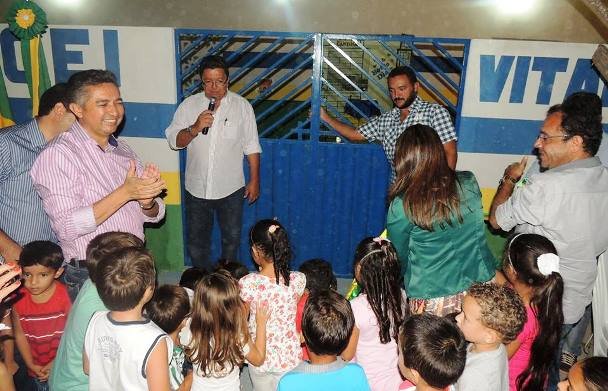 Criaças participam da retirada da fita de reinaguração da Centro de Educação Infantil Vitalino Alexandre, do Sítio Queimadas | Foto: Divulgação