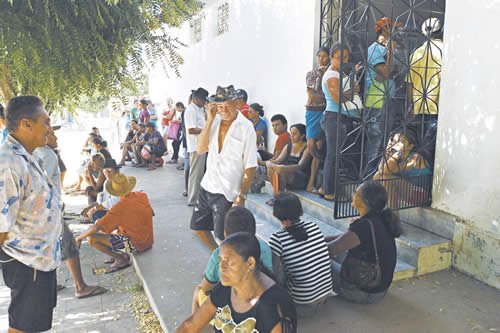 Filas se formam nas unidades de cadastramento no Garantia Safra. Programa tem ajudado milhares de trabalhadores no período de seca (Foto: Cid Barbosa/Diário do Nordeste)