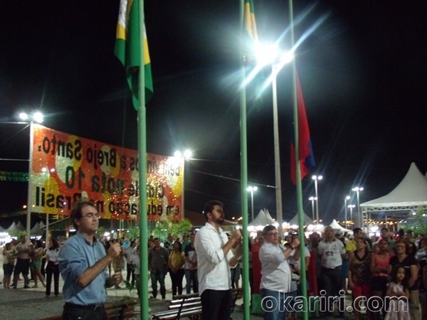 Momento do arteamento das bandeiras, ao som do hino de Brejo Santa | Foto Agência OKariri