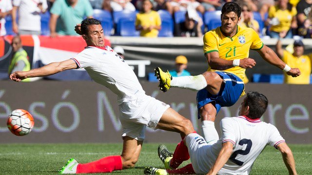 Hulk finaliza de canhota para abrir o placar! (Foto: Leo Correa/Mowa Press)