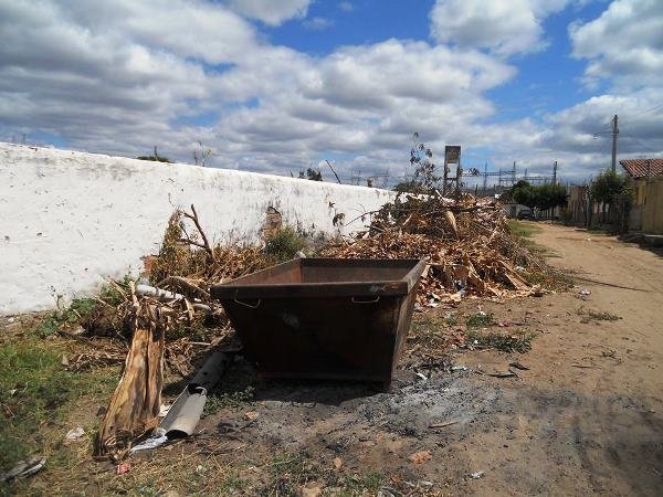 Lixo próximo ao container que está queimado pelo fato dos moradores atearem fogo no quando há um grande acumulo de lixo | Foto: Enviada para a redação do OKariri