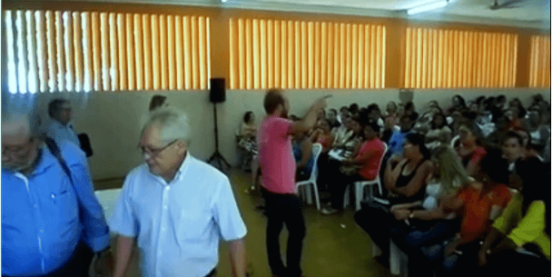 O Prfessor e Presidente da Apeoc/Milagres, fez pronunciamento sem o uso do microfone