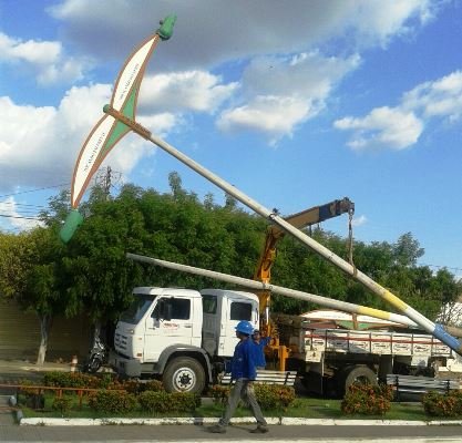 Retirada dos postes | Foto enviada por leitor do OKariri