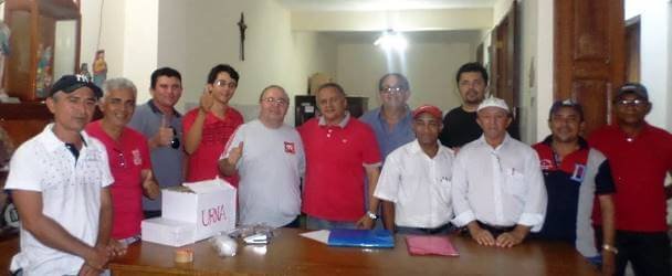 Final da contagem dos votos. No centro da foto, ao lado de Cicero Figueiredo está  Rivalci Xavier, o recém eleito presidente do PT em Milagres | Foto Som da Terra FM