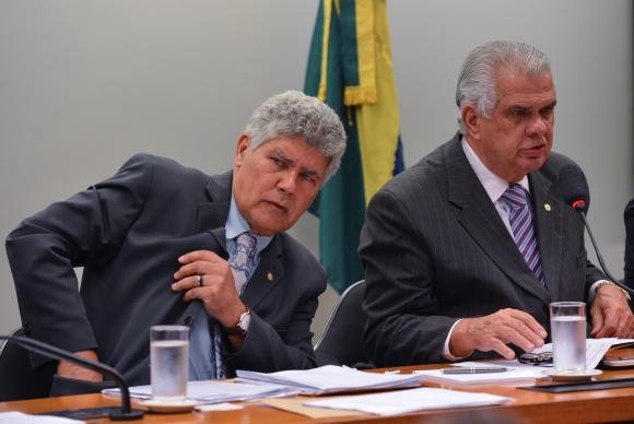 O líder do PSOL, Chico Alencar, entrega representação contra Eduardo Cunha ao presidente do Conselho de Ética e Decoro Parlamentar da Câmara dos Deputados, José Carlos Araújo Fabio Rodrigues Pozzebom/Agência Brasil