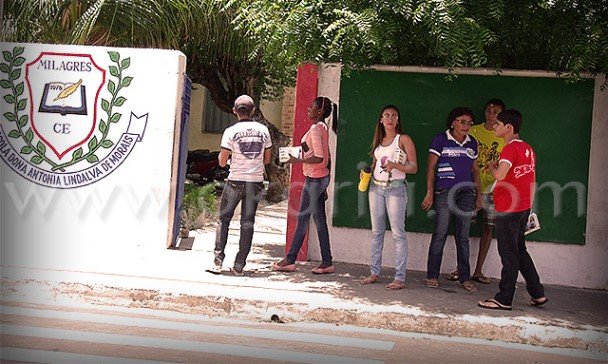Frente da Estadual Lindlva de Mores