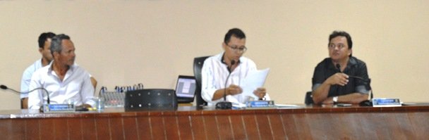 Presidente Ubelardo Apresentando Documentação de aproximadamente R$ 400.000,00 que o Gestor teria enjeitado em projetos para o município | foto: Agência OKariri