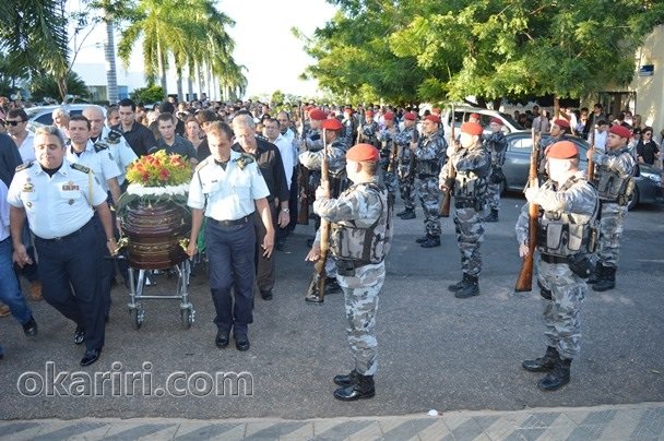A  Policiais homenageiam o Coronel Macedo | Foto Agência OKariri