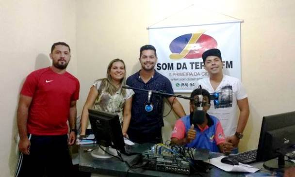 Comissão Organizadora do Bloco Agora Vai após entrevista ao Jornal Ponto de Vista da Som da Terra FM (Foto: Reprodução)