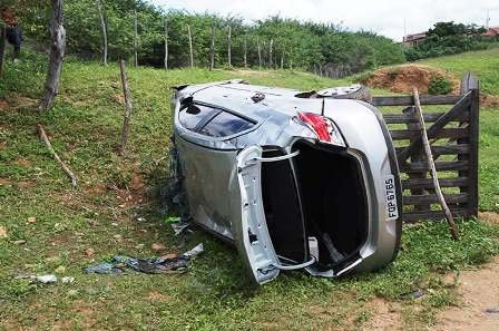 Com o impacto o carro ficou a cerca de 10 metros do acostamento.