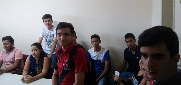Os universitários pediram agilidade para a solução do problema 